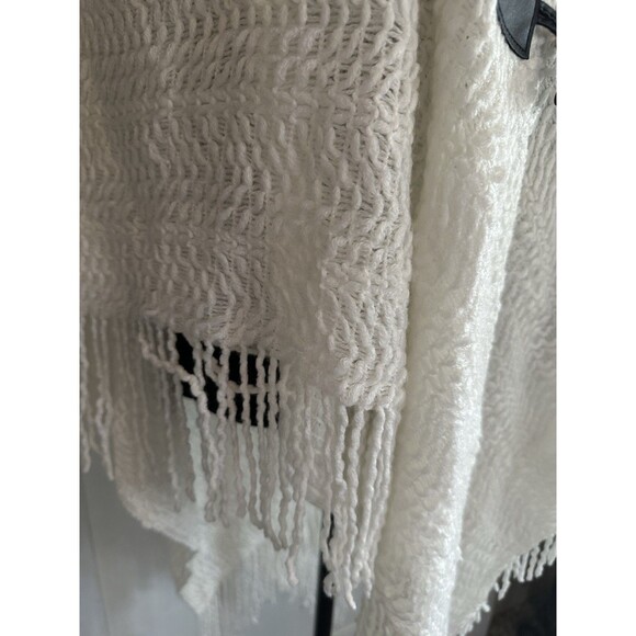 Neiman Marcus Women's White Ivory Chunky Knit Claw Button Front Fringe Poncho OS - Picture 4 of 8